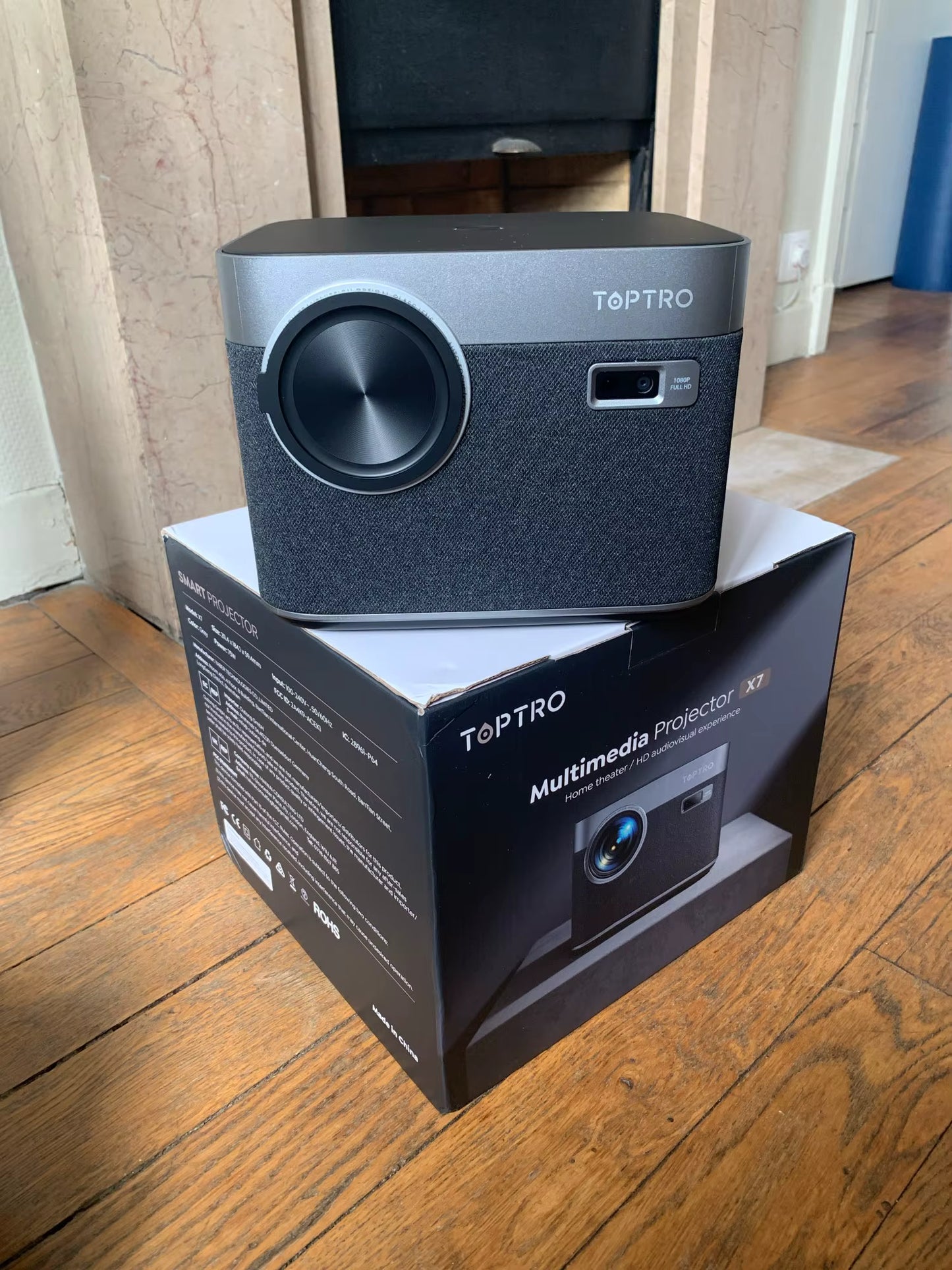 Projecteur 4K Android 11 – 700 ANSI Lumens, Dolby Audio, Correction Automatique, Grand Écran jusqu’à 300", Compatible Netflix & Jeux – Garantie 3 Ans